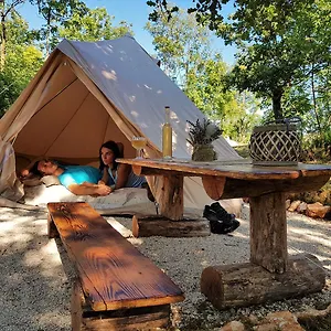 Camping Robinson Freedom, Foli
